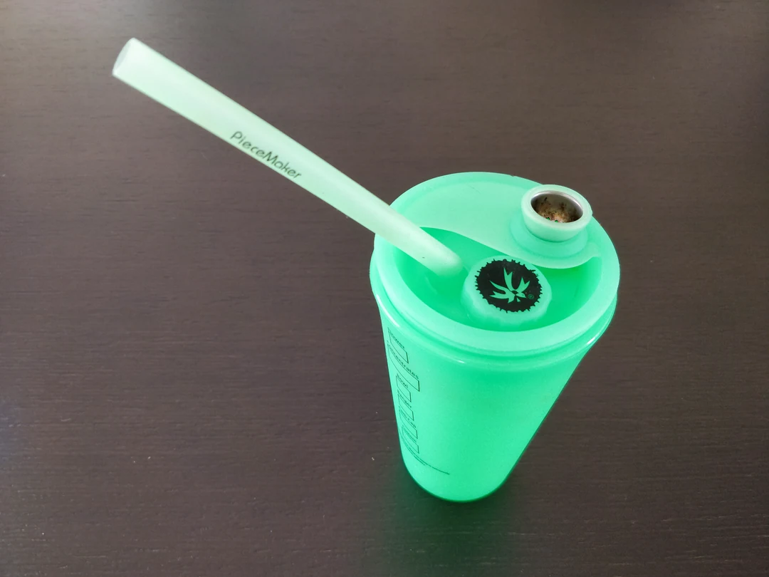 El vaso-bong mágico de Piece Maker Gear